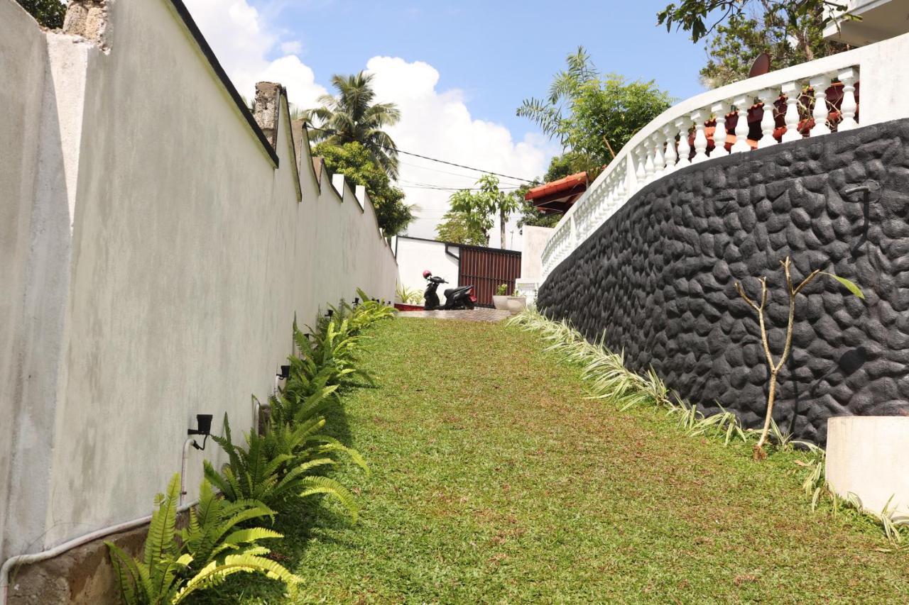 Hotel Blue Sky Mirissa Exterior foto